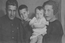Виктор Левченко с семьей
